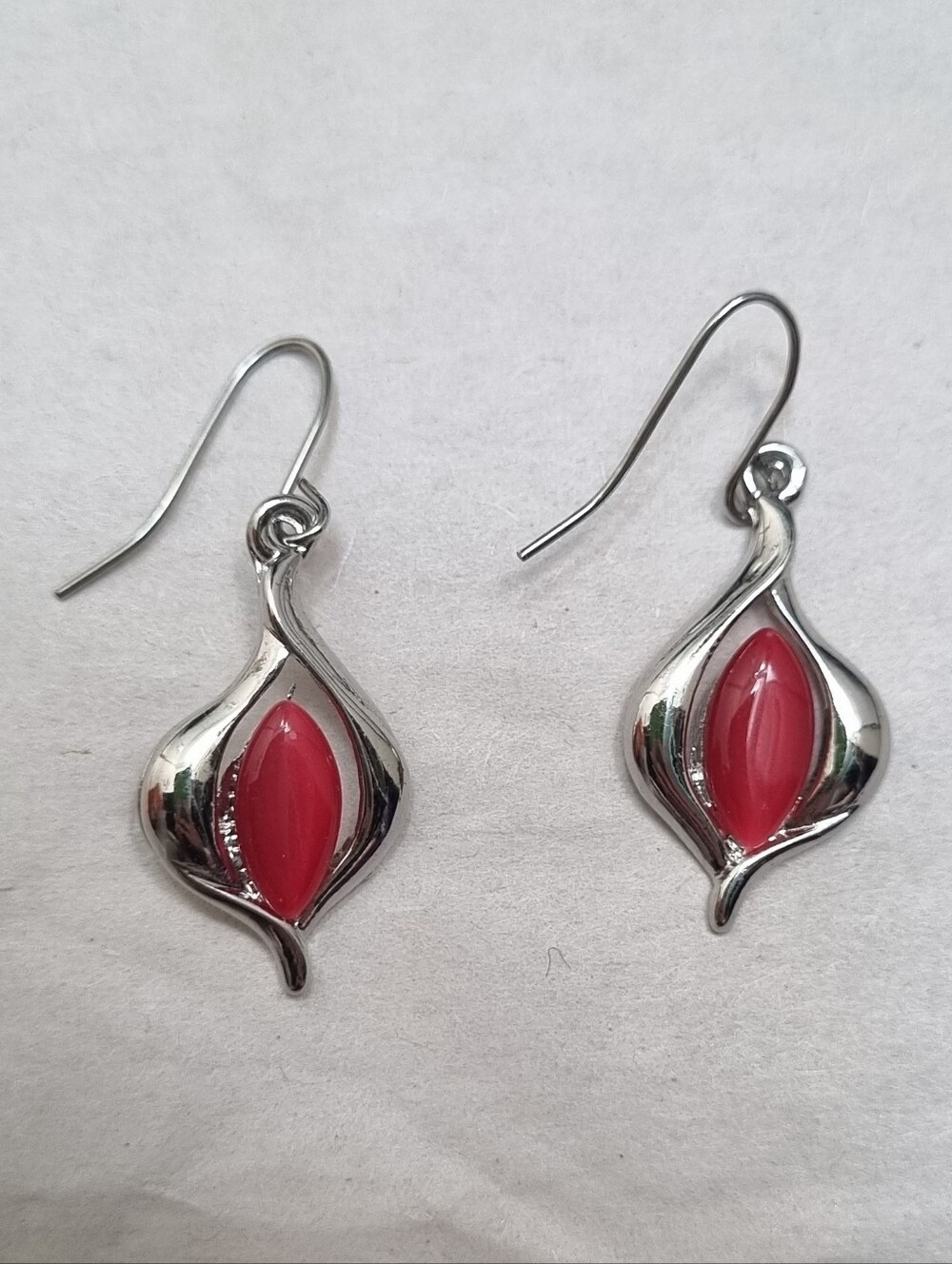 💛 Or 3/$10 | Simple Art Nouveau Earrings In Red And Silver Toned